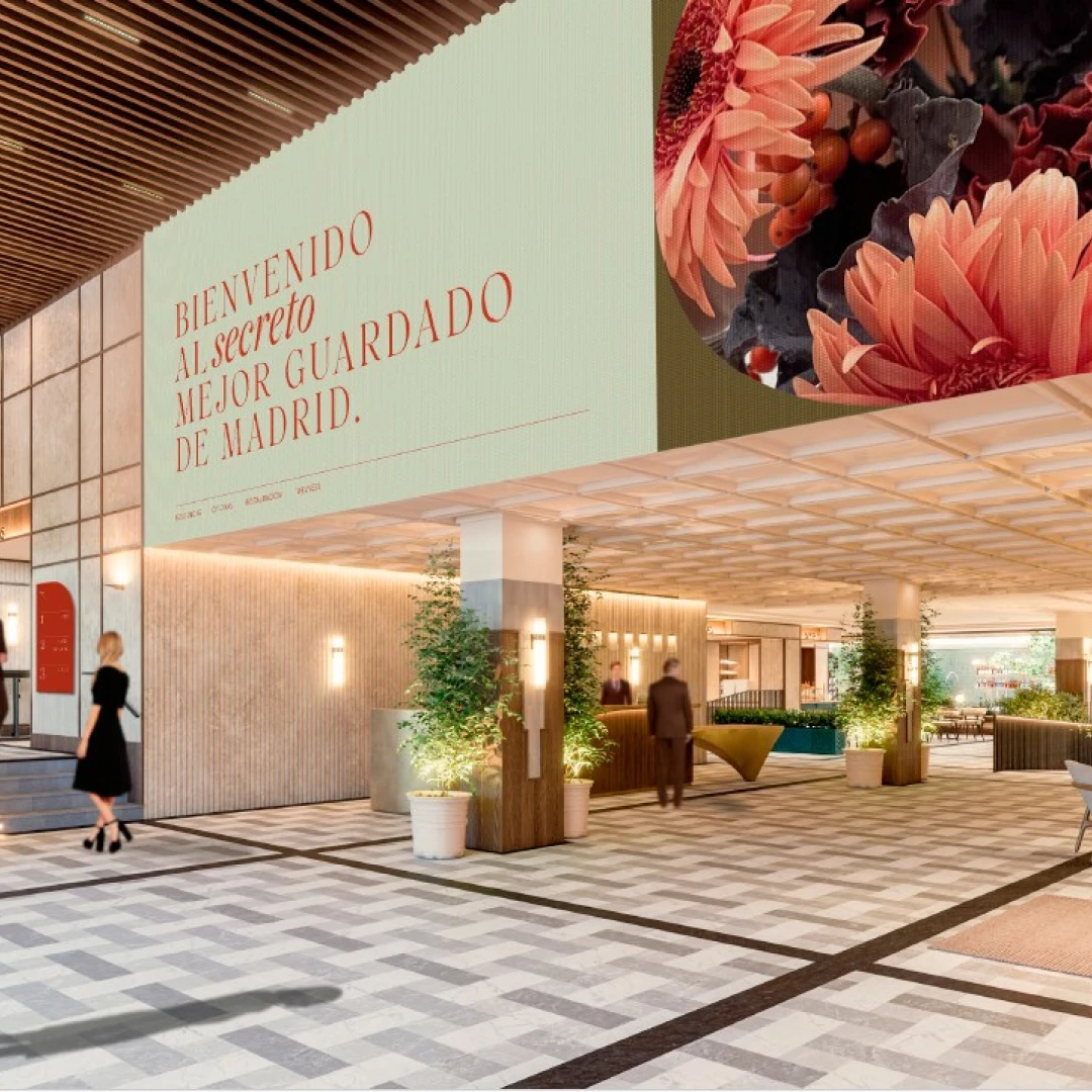 Entrada de hotel con el rótulo "Bienvenido al secreto mejor guardado de Madrid" y un ramo de flores