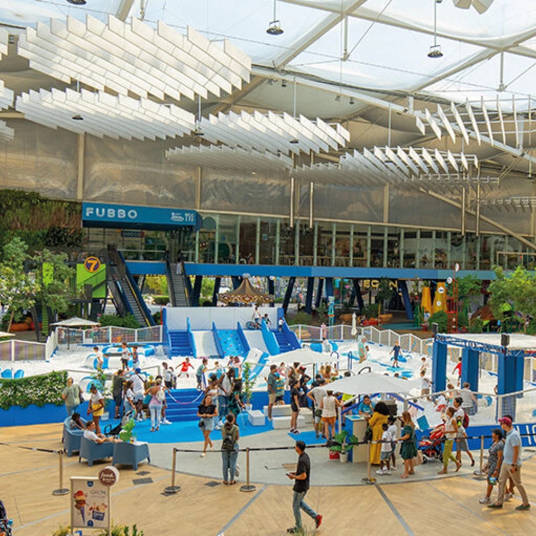 Zona de juegos acuáticos al aire libre en un centro comercial, junto al local "Fubbo"